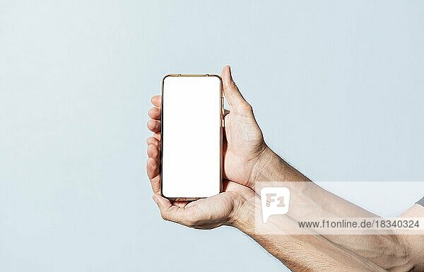 Hände präsentieren eine Werbung auf dem Handy. Hände zeigen Handy-Bildschirm isoliert. Hände zeigen Handy weißen Bildschirm. Hände zusammen zeigen den Bildschirm eines Handys