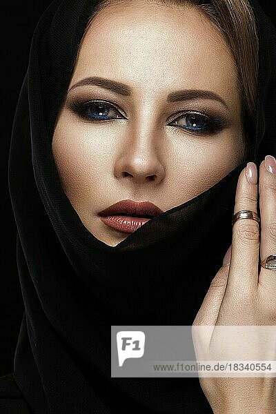 Schönes Mädchen im arabischen Kopftuch mit orientalischem Make-up. Schönes Gesicht. Fotos im Studio geschossen