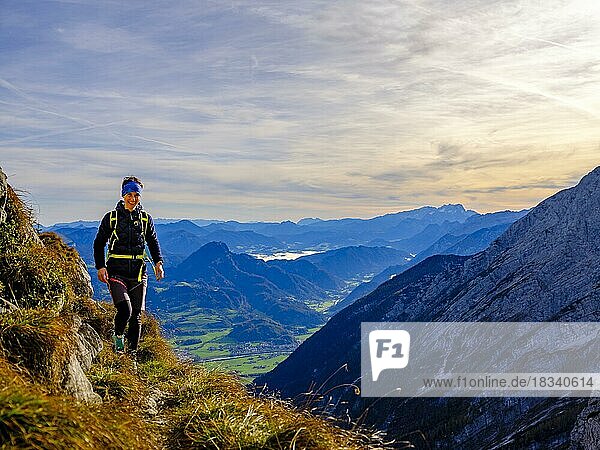 Bergsteigerin geht auf schmalen Steig über dem Salzachtal  hinten Osterhorngruppe und Hoher Dachstein  Golling  Salzburger Land  Österreich  Europa