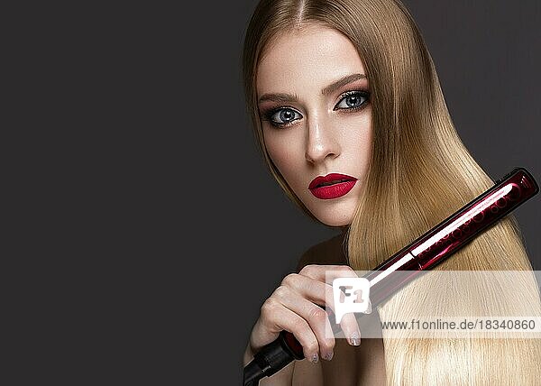 Schönes blondes Mädchen mit einem perfekt glatten Haar  Locken  klassisches Make-up und rote Lippen. Schönheit Gesicht. Bild im Studio auf einem weißen Hintergrund genommen