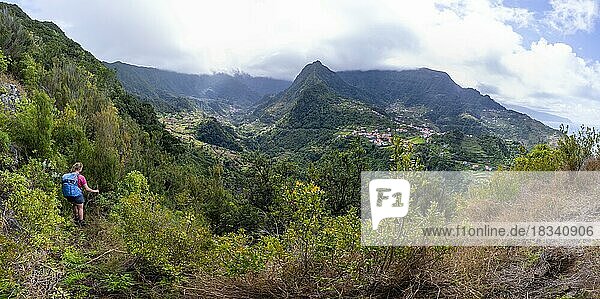 Wanderin im Wald  Grünes Bergtal mit Wald und Bergen  Boaventura  Madeira  Portugal  Europa