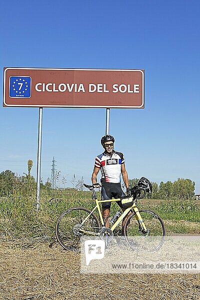 Mann  55  mit Rennrad auf der Ciclovia del Sol  Teil der Eurovelo 7  Enilia Romagna  Italien  Europa