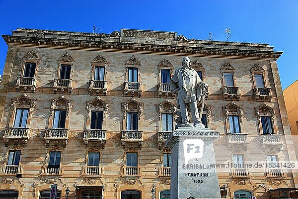 Stadt Trapani  Statue von Giuseppe Garibaldi auf der Piazza Garibaldi  Sizilien  Italien  Europa