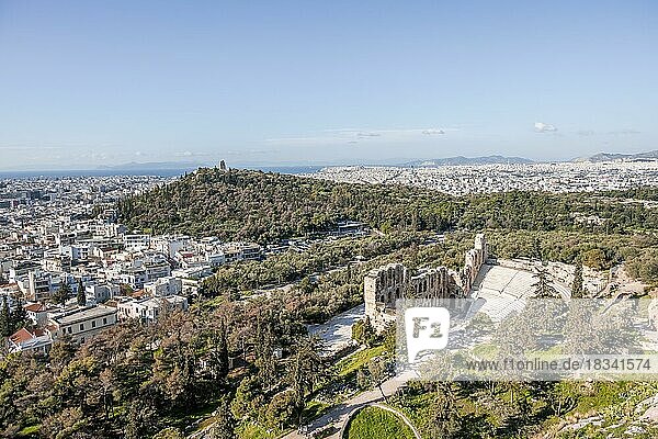 Ausblick von der Akropolis auf das Theater des Herodes und den Philopappos Hügel  hinten Häusermeer der Stadt  Athen  Attika  Griechenland  Europa