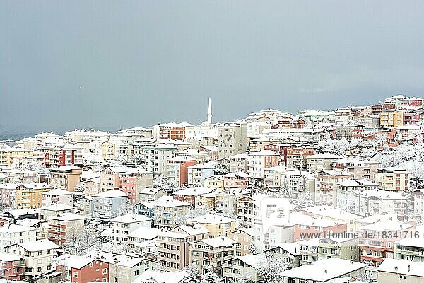 Ein winterlicher Blick auf die Stadt Istanbul mit weiß verschneiten Häusern