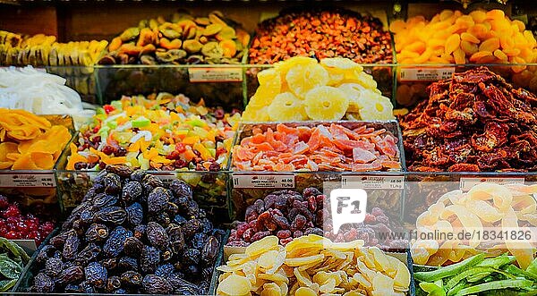 Verschiedene Arten von Trockenfrüchten auf einem offenen Markt