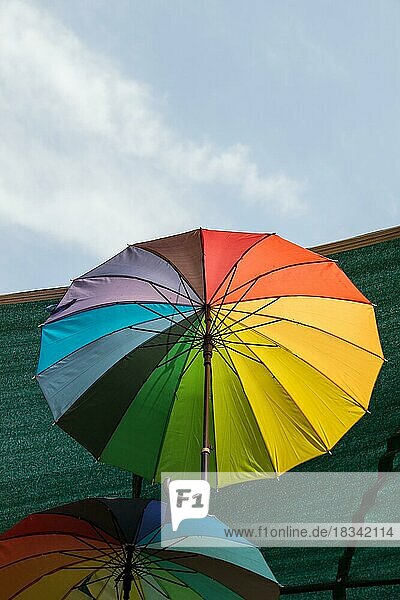 Hanging Bunte Regenschirme städtischen Straße Dekoration unter Himmel