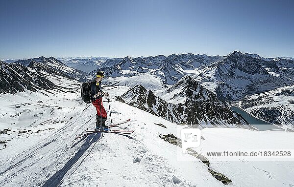 Skitourengeher beim Aufstieg zum Pirchkogel  Ausblick auf verschneite Berggipfel  Gipfel Sulzkogel und Hinterer und Vorderer Grieskogel  Kühtai  Stubaier Alpen  Tirol  Österreich  Europa