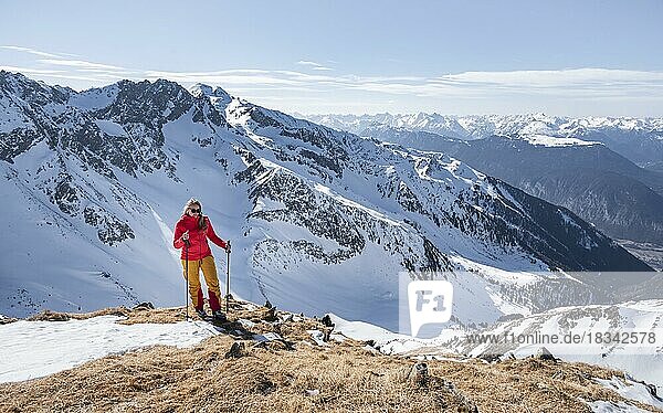 Skitourengeherin am Gipfel des Mitterzeigerkogel im Winter  Sellraintal  Kühtai  Tirol  Österreich  Europa