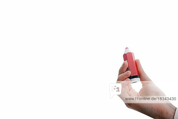 Isolierter dicker  roter Bleistift in der Hand auf weißem Hintergrund