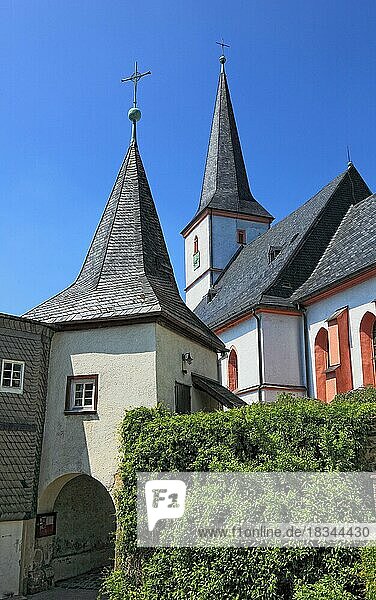 Die Wehrkirche Zum Heiligen Geist in Grafengehaig. Sie zählt zu den besterhaltenen und ältesten Wehrkirchen in Deutschland. Landkreis Kulmbach  Oberfranken  Bayern  Deutschland  Europa