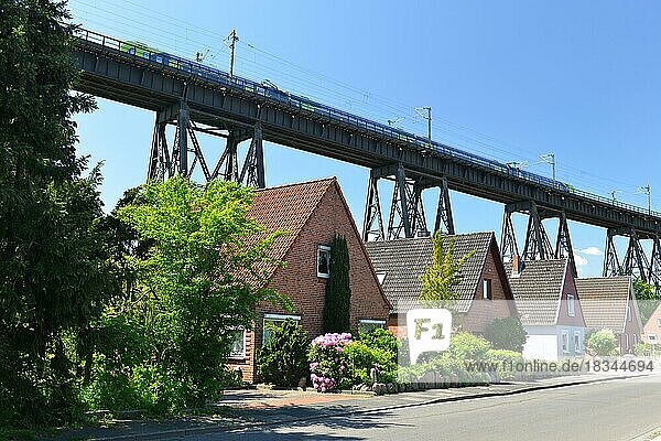 Einfamilienhäuser unter der Eisenbahn Brücke von Rendsburg  Schleswig-Holstein  Deutschland  Europa