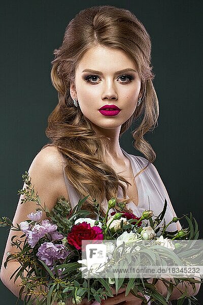 Porträt einer schönen Frau in der Gestalt der Braut mit Blumen in ihren Händen. Das Bild wurde im Studio aufgenommen. Schönheit Gesicht und Frisur