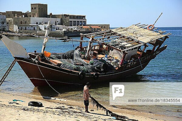 Dhau im alten Fischerhafen von Mirbat im Süden des Oman