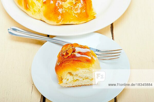 Frischer hausgebackener süßer Brot-Donut-Kuchen mit Mandeln und Puderzucker obenauf