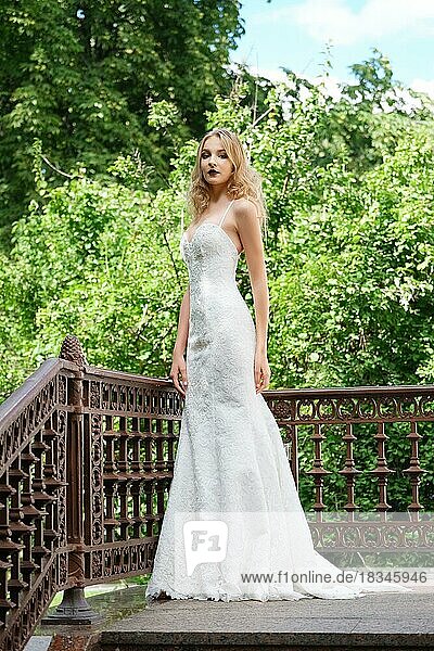 Porträt einer schönen Mode-Braut  süß und sinnlich auf Balkon. Hochzeit Make-up und Haare