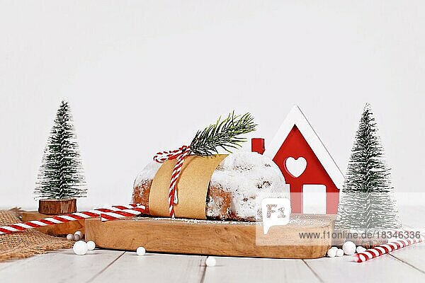 Deutscher Stollen  ein Früchtebrot mit Nüssen  Gewürzen und Trockenfrüchten mit Puderzucker  das traditionell zur Weihnachtszeit serviert wird