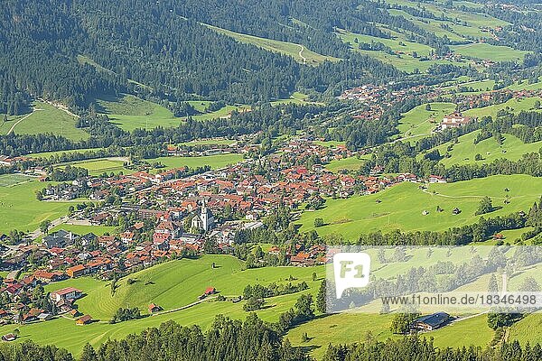 Panorama vom Hirschberg  1456m  ins Ostrachtal mit Bad Hindelang  Oberallgäu  Allgäu  Schwaben  Bayern  Deutschland  Europa