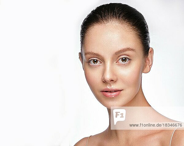 Porträt einer schönen Frau mit leichtem Natur-Make-up und perfekter Haut