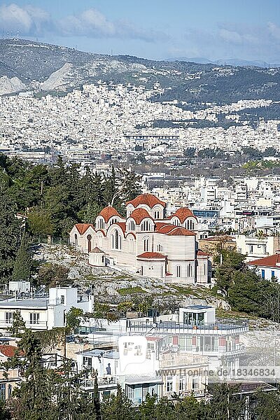 Kirche der Heiligen Marina  Philopappos Hügel  hinten Häusermeer der Stadt  Athen  Attika  Griechenland  Europa