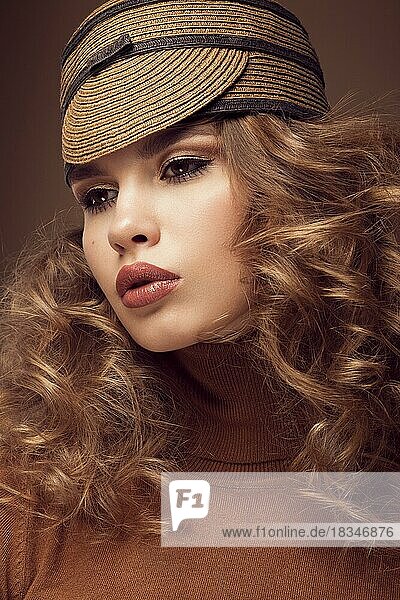 Hübsches frisches Mädchen  Bild der modernen Twiggy in modischem braunen Hut  mit ungewöhnlichen Wimpern und Locken. Fotos im Studio aufgenommen