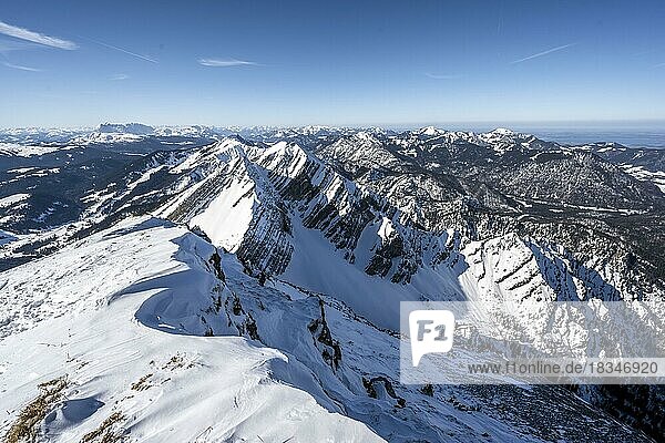 View from the summit of the Sonntagshorn in winter  ski tour  snowy peaks of the Hirscheck and Vorderlahnerkopf in the back  mountain panorama  Chiemgau Alps  Bavaria  Germany  Europe