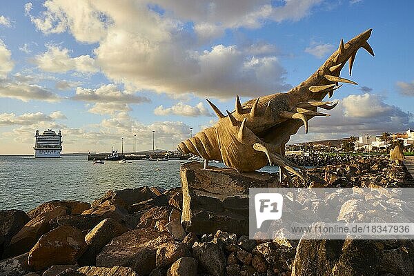 Skulptur  Kunstobjekt  Hafenpromenade  Schnecke  Kreuzfahrtschiff  Hauptstadt  Puerto del Rosario  blauer Himmel  grauweiße Wolken  Fuerteventura  Kanarische Inseln  Spanien  Europa
