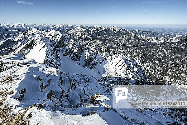 Ausblick vom Gipfel des Sonntagshorn  hinten verschneite Gipfel des Hirscheck und Vorderlahnerkopf  Bergpanorama  Chiemgauer Alpen  Bayern  Deutschland  Europa
