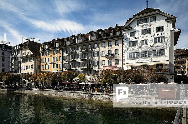 Historisches Restaurant  Fassadengemälde  historisches Restaurant  Zunfthaus zu Pfistern  Altstadt  Luzern  Schweiz  Europa