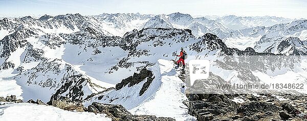 Skitourengeher am Gipfel des Sulzkogel  Ausblick auf Gipfel der Stubaier Alpen und Gamskogel  Bergpanorama im Winter  Kühtai  Stubaier Alpen  Tirol  Österreich  Europa
