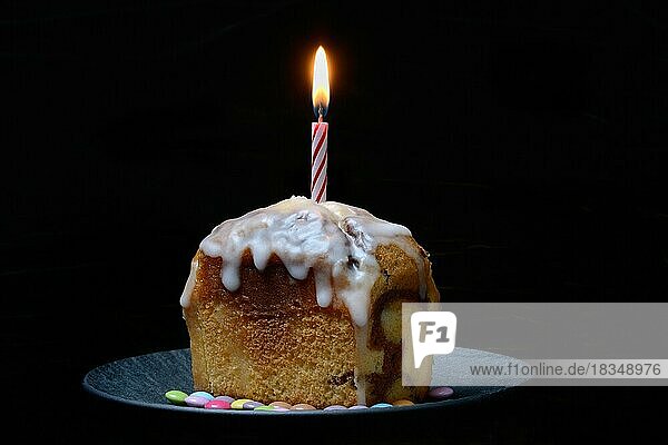 Geburtstagskuchen mit brennender Kerze  Kuchen