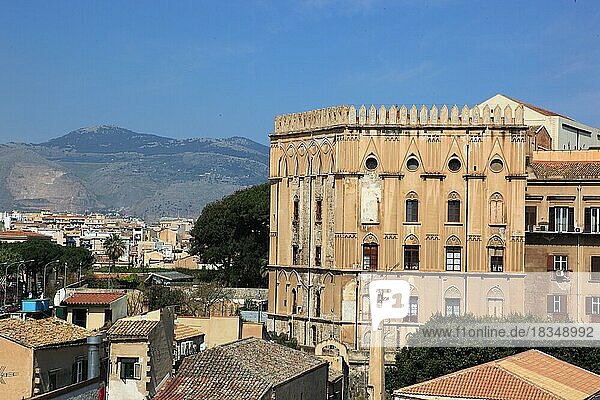 Stadt Palermo  Blick von der Campanile di San Giuseppe Cafasso auf den nahen Normannenpalast oder Palazzo Reale  UNESCO Weltkulturerbe  Sizilien  Italien  Europa