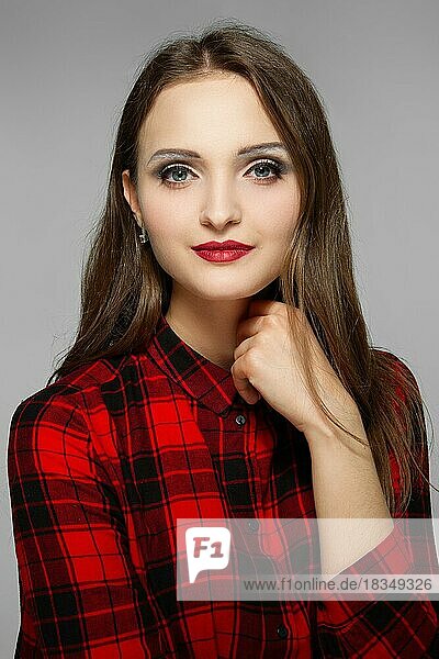Schönes Mädchen in rot kariertem Hemd. Sauberes frisches Gesicht eines hübschen Mädchens mit natürlichem Make-up