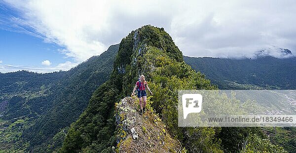 Wanderin am steilen Grat des Pico do Alto  Madeira  Portugal  Europa