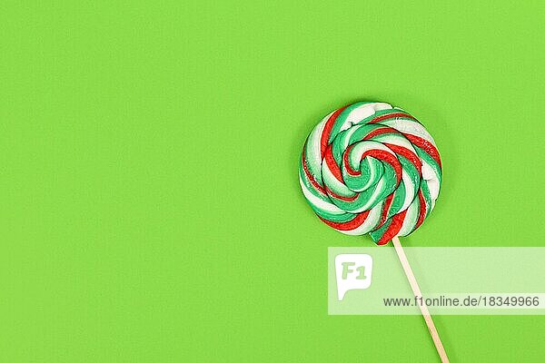 Lollipop mit Weihnachtsfarben auf grünem Hintergrund mit Kopierraum