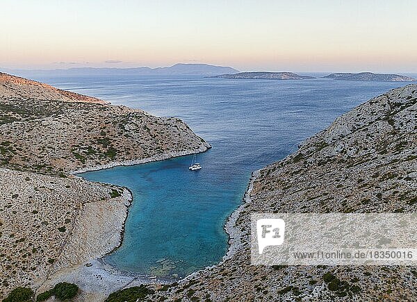 Segelkatamaran in einer Bucht der Insel Levitha  griechische Insel  Südliche Ägäis  Griechenland  Europa