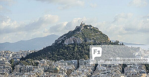 Blick über Häuser von Athen mit Berg Lycabettus  Athen  Attika  Griechenland  Europa