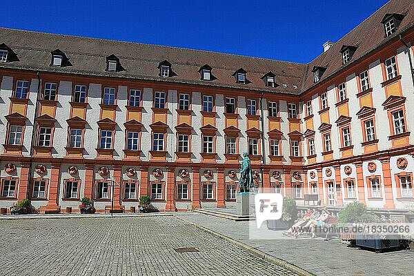 In der Innenstadt von Bayreuth  das Alte Schloss die Statue von Maximilian II. König von Bayern  Bayreuth  Oberfranken  Bayern  Deutschland  Europa