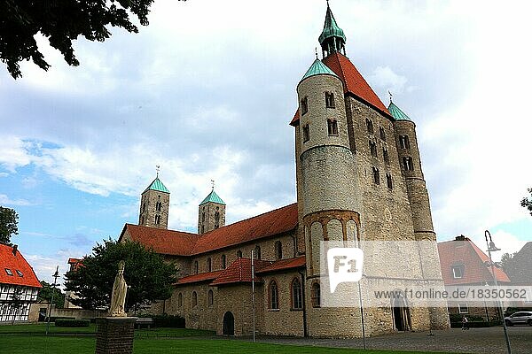 St. Bonifatius  ein ehemaliges freiweltliches Damenstift mit einer Stiftskirche in Freckenhorst  Landkreis Warendorf  Nordrhein-Westfalen  Deutschland  Europa