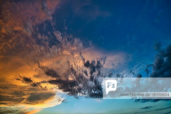 Dramatische  stimmungsvolle Wolkenbildung (Cirrocumulus) bei Sonnenuntergang