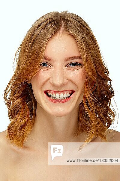 Schöne junge Frau mit blauen Augen und roten Lippen lächelnd. Schönheit Porträt  frische Haut. Natürliches Make-up