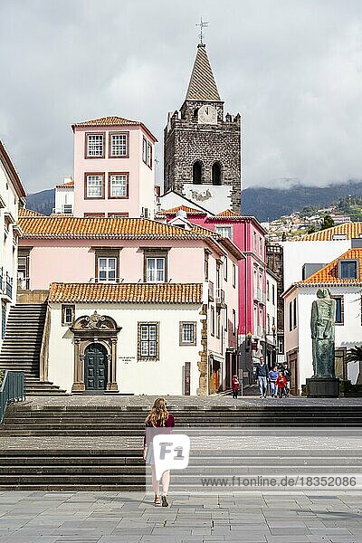 Turistin in der Stadt  Kleiner Platz in der Altstadt mit bunten Häusern und Kapelle Capela de Santo Antonio de Mouraria  hinten Turm der Kirche Sé do Funchal  Funchal  Madeira  Portugal  Europa