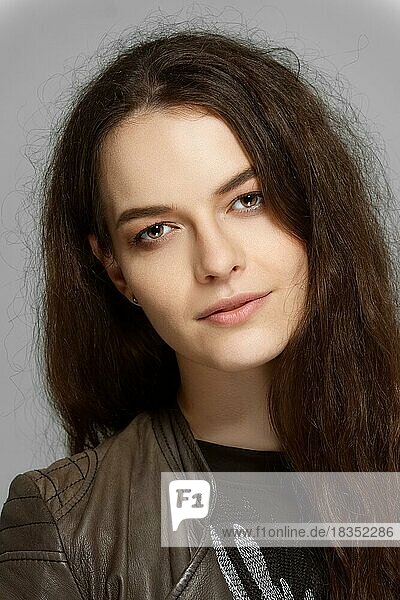 Porträt eines hübschen Mädchens mit perfekter sauberer Haut und natürlichem Make-up. lange dunkle Haare