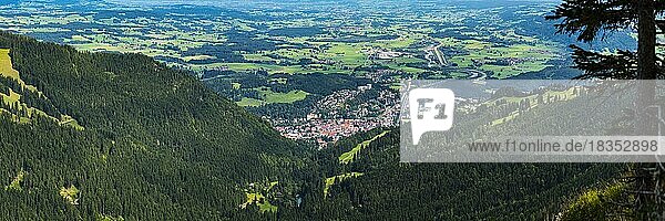 Panorama über das Steigbachtal auf Immenstadt  dahinter das Illertal  Allgäu  Bayern  Deutschland  Europa