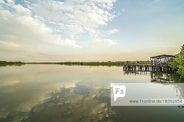 Wolken spiegeln sich in einem Seitenarm des Gambia River bei der Bintang Bolong Lodge  Bintang  Gambia  Westafrika  Afrika