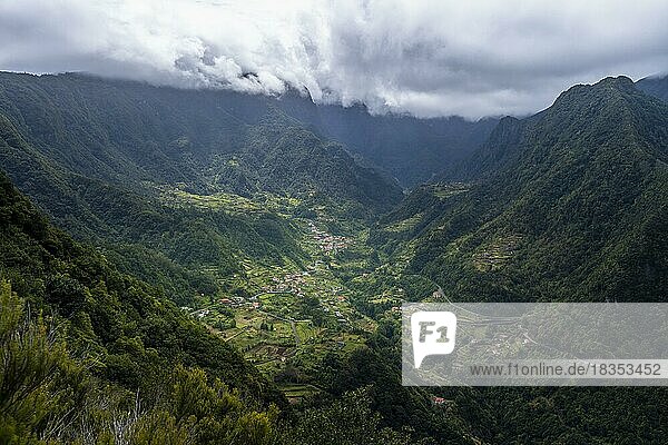 Berge  Grünes Bergtal bei Boaventura  Madeira  Portugal  Europa