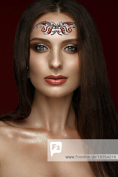 Schönes Mädchen mit kreativen arabischen Make-up  glatte lange Haare und perfekte Haut. Schönes Gesicht. Fotos im Studio aufgenommen