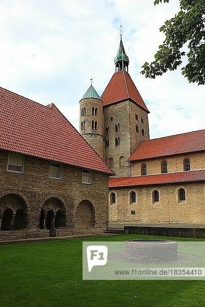 St. Bonifatius  ein ehemaliges freiweltliches Damenstift mit einer Stiftskirche in Freckenhorst  Landkreis Warendorf  Nordrhein-Westfalen  Deutschland  Europa