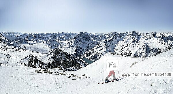 Skitourengeher beim Aufstieg zum Pirchkogel  Bergpanorama  Ausblick auf verschneite Berggipfel  Gipfel Sulzkogel und Hinterer und Vorderer Grieskogel  Kühtai  Stubaier Alpen  Tirol  Österreich  Europa