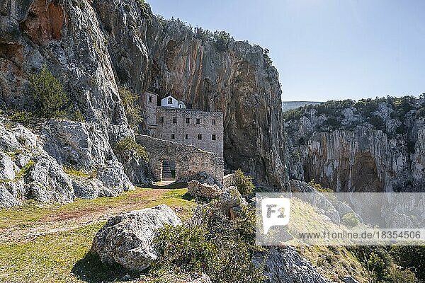 Altes Byzantinisches Kloster des Eies an einer Felswand  Iera Moni Agiou Dimitriou Augou  Peloponnes  Griechenland  Europa
